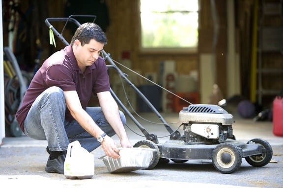 man, changing, lawnmowers, oil