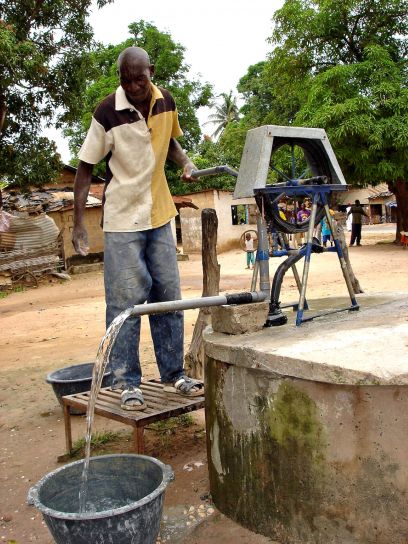 homem, demonstrando, handcrank, bomba de água, Senegal