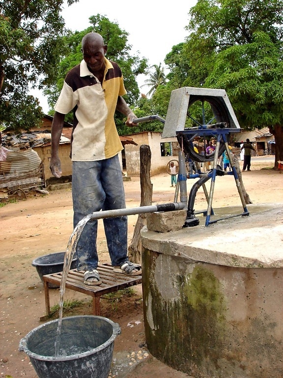 човек, показващи, handcrank, водна помпа, Сенегал