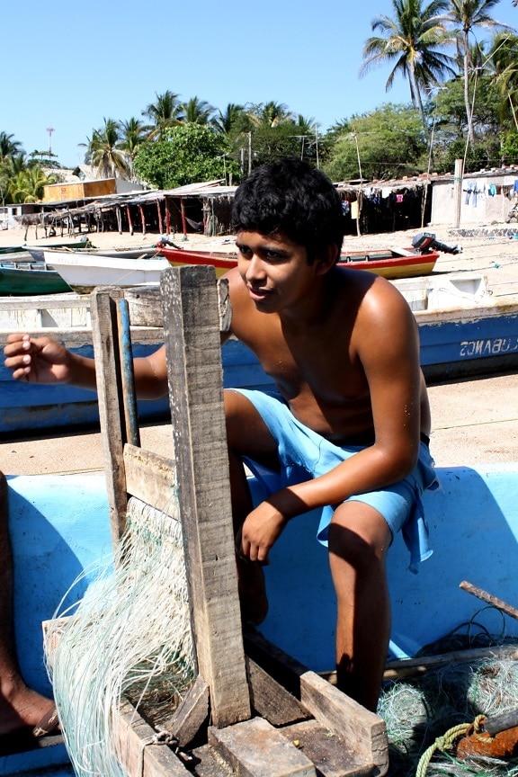 jeune garçon, bateau de pêche, filet, rivage, San Salvador