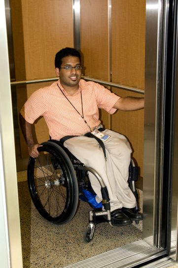 homme, fauteuil roulant, sont montés à bord, ascenseur, accessible, bâtiment