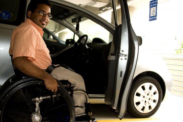 muž, invalidný vozík, auto
