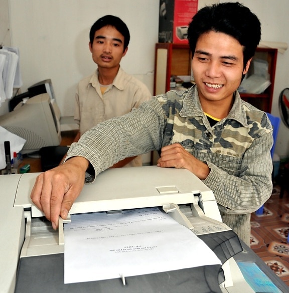 muž, kopírovacie stroje, počítačové služby, copy shop, Vietnam
