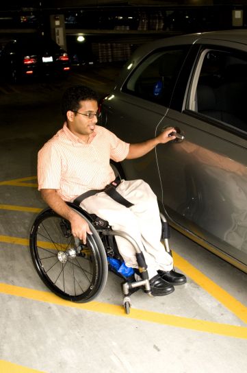 uomo, parcheggiato, automobile, portatori di handicap, spot