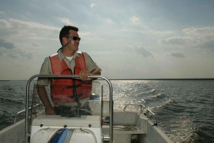 Laki-laki, mengemudi, perahu, perahu patroli