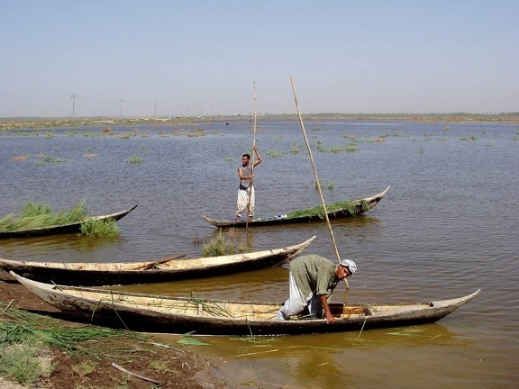 мужчины, лодки, восстановить болота