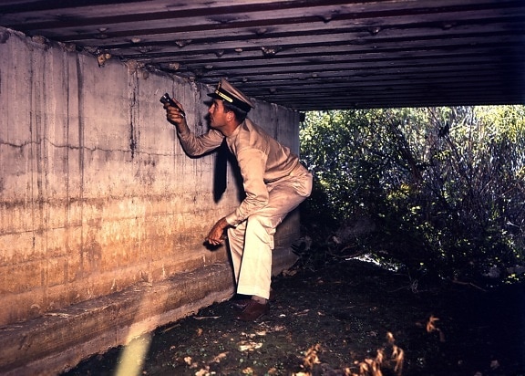 військовий, слідчий, ліхтарик, проведення інспекції під мостом