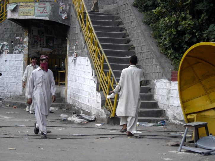 pakistan, man, carrying, child, steps
