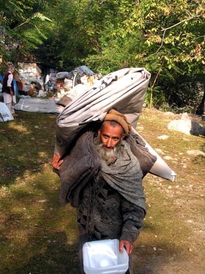 Pakistan, villager, membawa persediaan, Purri, Pakistan