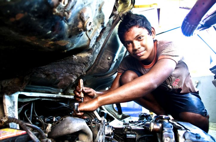Filippinerna, tonåringen, utbildade, automotive, arbete