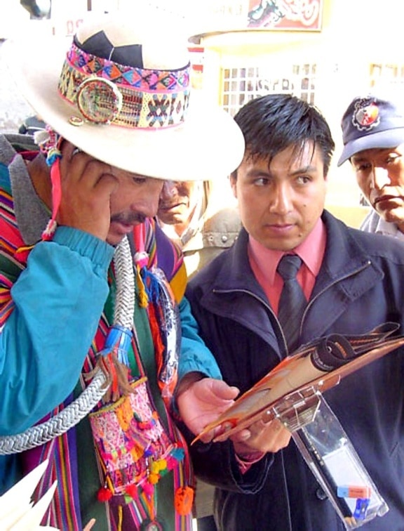 ขวา ท้องถิ่น ผู้ นำ Lagunillas ทำหน้าที่ พลเมือง สังเกตการณ์ การเลือกตั้งล่า Bolivias