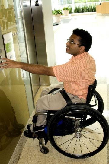 siedzi, wózek inwalidzki, człowiek, proces, pochodzący, winda