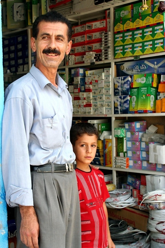 proprietário, pequena, loja, Erbil, vendendo, luz, lâmpadas, material elétrico,