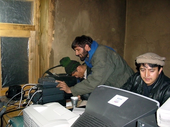 Afghanistan, hommes, ordinateur, équipement