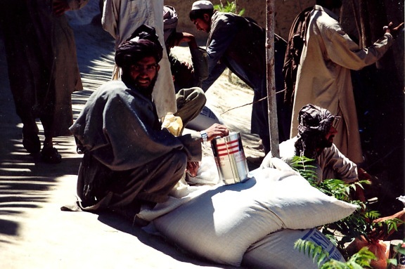 Afeganistão, homem, recebida comida, grãos, cozinhar, óleo