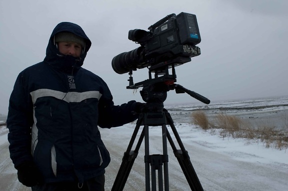 camarógrafo, filmación, nevados, día