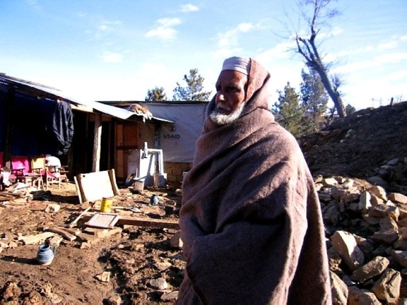 ホーム村、年配の男性が避難所します。