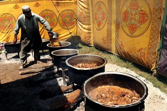 dobrovolník, připravuje jídlo, distribuce, domovů, Pákistánci, Tábor