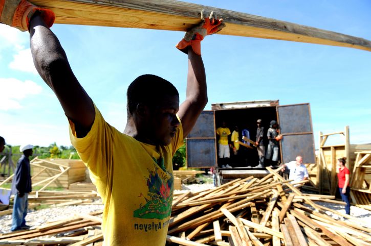 dolgozók készít, anyagok, átmeneti, menedék, Leogane, Haiti