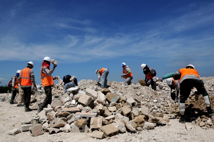 trabajadores, clasificar, escombros, puerto, Prince, Haití