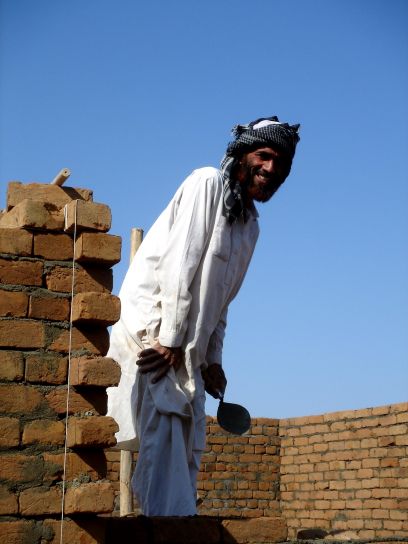 workman, builds, courthouse, Afghanistans, Nangarhar, province