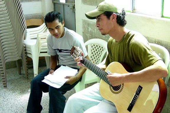 ung man, Guatemala, volontärer, undervisning, musik, ungdom, center