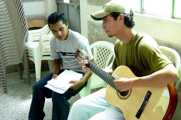 junger Mann, Guatemala, Freiwilligen, Unterricht, Musik, Jugend, Zentrum