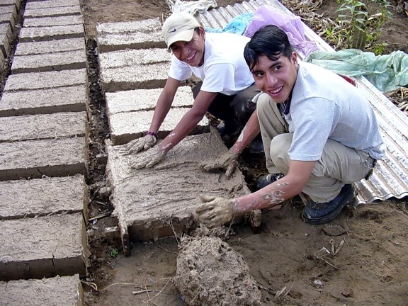 Laki-laki muda, membuat, adobe, batu bata, pemuda, kepemimpinan, pelatihan, kamp, Solola, Guatemala