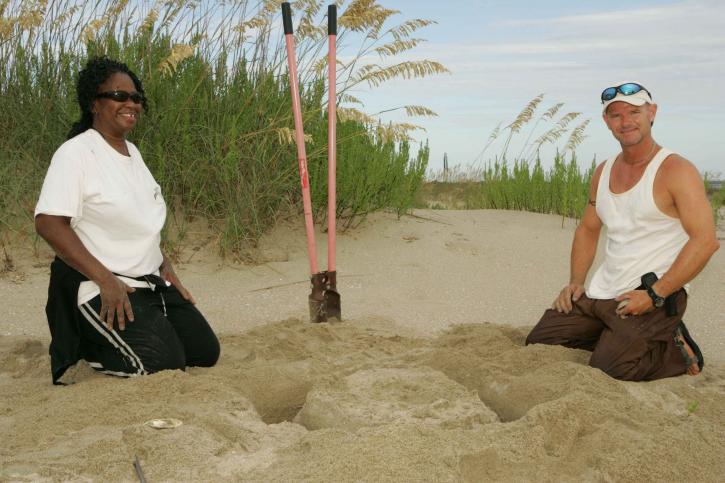 homme, femme, creuser, trou, sable, plage