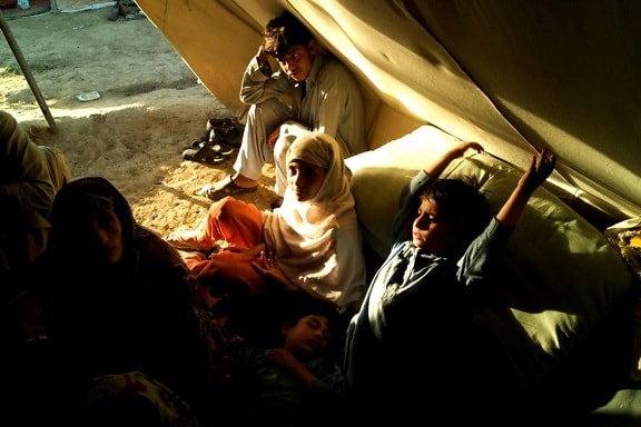 madre, cinco, niños, campo, Pakistán