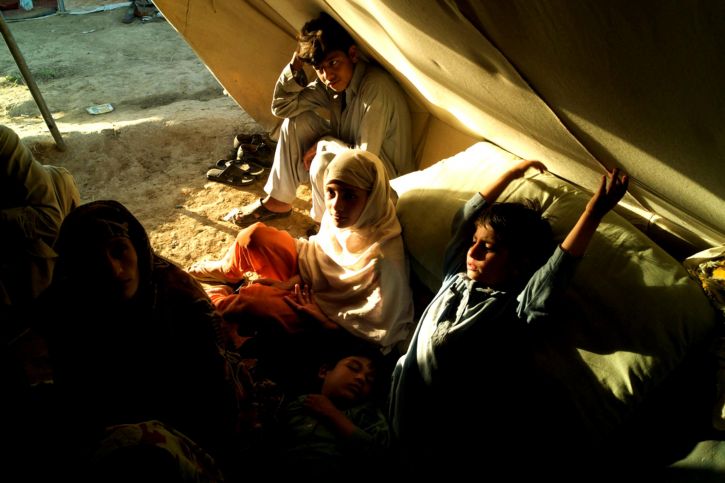 майката, пет, деца, лагер, Пакистан