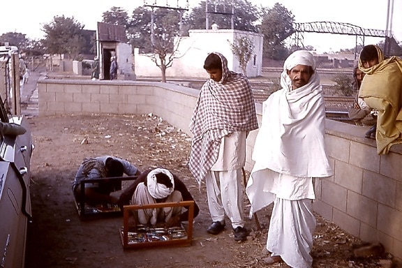 nife, peddlers, display, wares, Gujranwalla, west, Pakistan, Pakistan