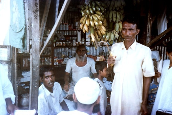 Bangladeshi, Dorfbewohner, whod, versammelten sich, Lebensmittel, stall, Patuakhali, Kreis, auf dem Dorf