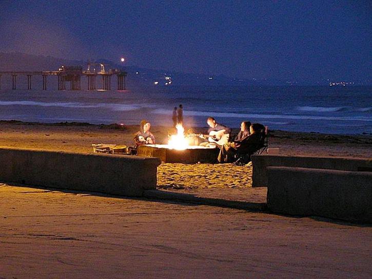 海、橋脚、ギター、キャンプファイヤー、砂のビーチ