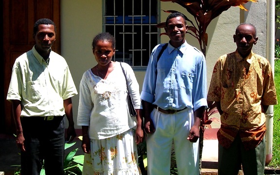 föräldrar, Ambarimilambana, blir, engagerad, tjänstemän, gemenskapen