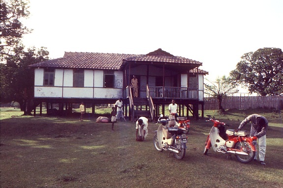 rest, house, country, Bangladesh, three, scooters, parked, front, well, six, occupants