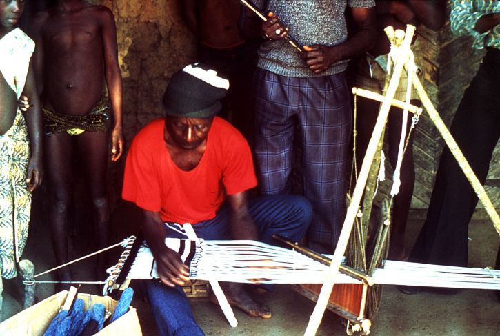 Sierra Leone, penenun, berlatih, kerajinan, tenun, sesama, desa, menonton