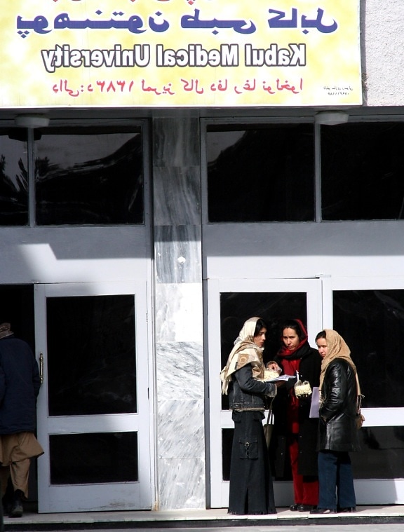 siswa, chatting, di luar, Kabul, Universitas, medis, sekolah