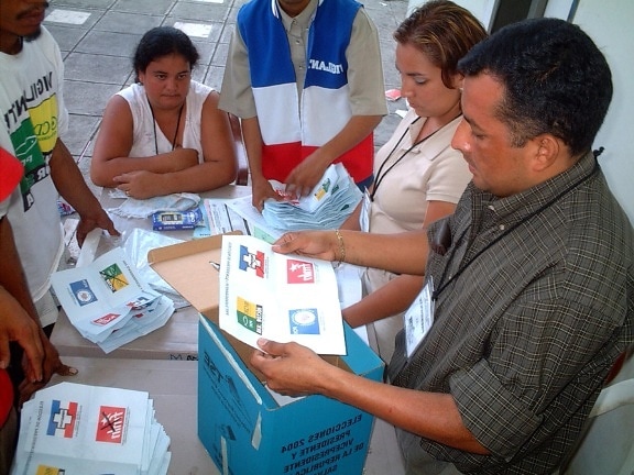 woman, paper, counting, ballots, San Salvador