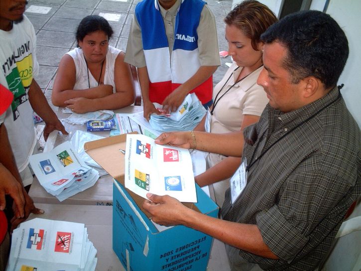 kvinde, papir, tælle, afstemninger, San Salvador