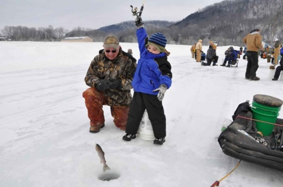 niño, el padre, disfrutando, invierno, hielo, pesca