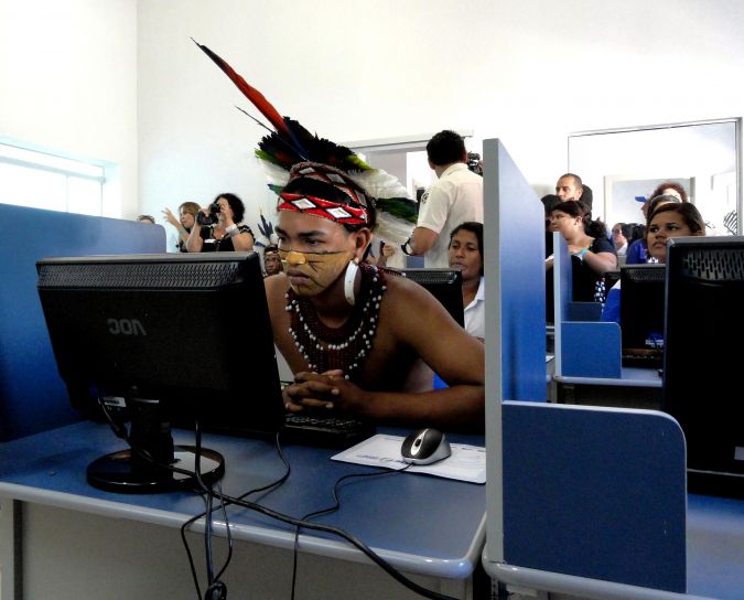 ung, brasiliansk, mann, sjekk, datamaskin, center, byen, Cabralia, Brasil