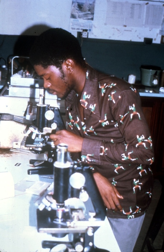 laboratorium, patrząc, mikroskopu