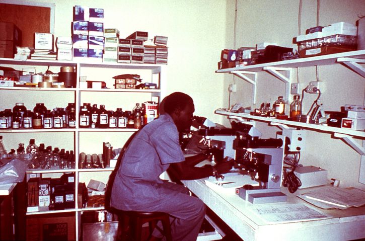 homem, sentado, laboratório, banco, microscópio
