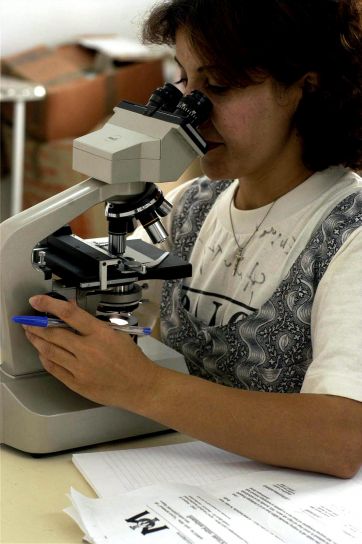 ผู้หญิง คลินิก งาน กล้องจุลทรรศน์ ห้องปฏิบัติการ นักวิทยาศาสตร์ ทำงาน โต๊ะ