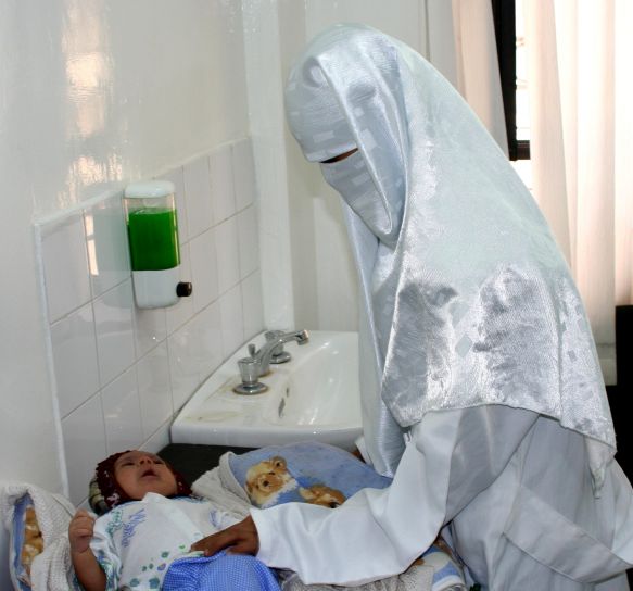Jemen, lääkäri, tarkastellaan lapsen