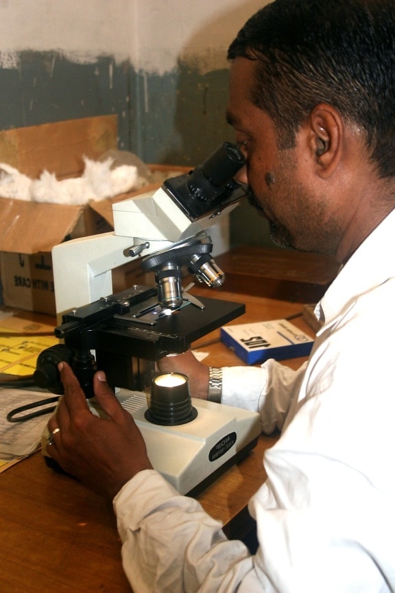 Laboratorium, teknisi, memeriksa, sampel, diduga, tuberkulosis, Karachi