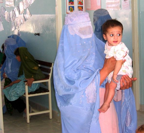 Afganisztán, anya, gyerek, egészségügyi központ