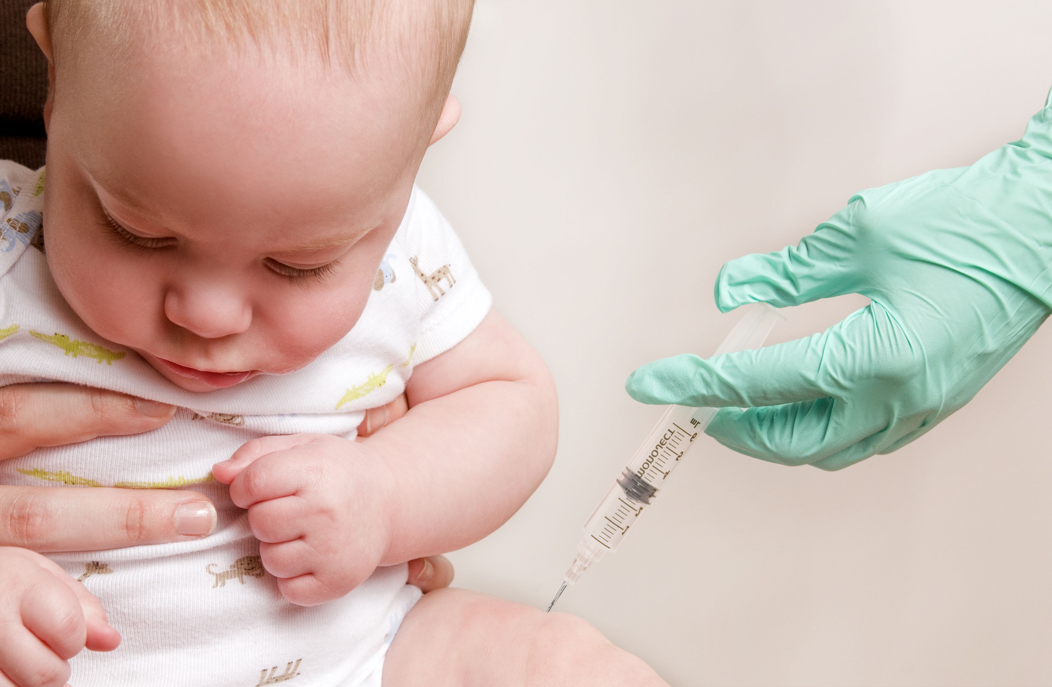 После прививки гепатита можно купать. Прививка детям. Вакцинация новорождённых. Вакцинация маленьких детей.