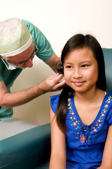 kiểm tra, nữ trẻ tuổi, bệnh nhân, tai, otoscope
